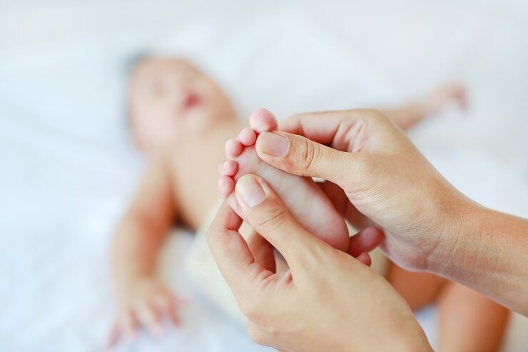 pijat refleksi bayi, titik refleksi telapak kaki, pijat bayi tumbuh gigi, cara mengatasi sembelit bayi, bayi susah BAB, teknik pijat bayi, cara alami meredakan pilek bayi, bonding ibu dan anak.